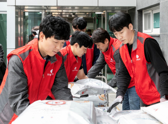 롯데케미칼이 지난 10일 창립 47주년을 맞아 대전 지역아동센터에 쌀 10kg 600포를 기부하는 모습. 롯데케미칼 제공.